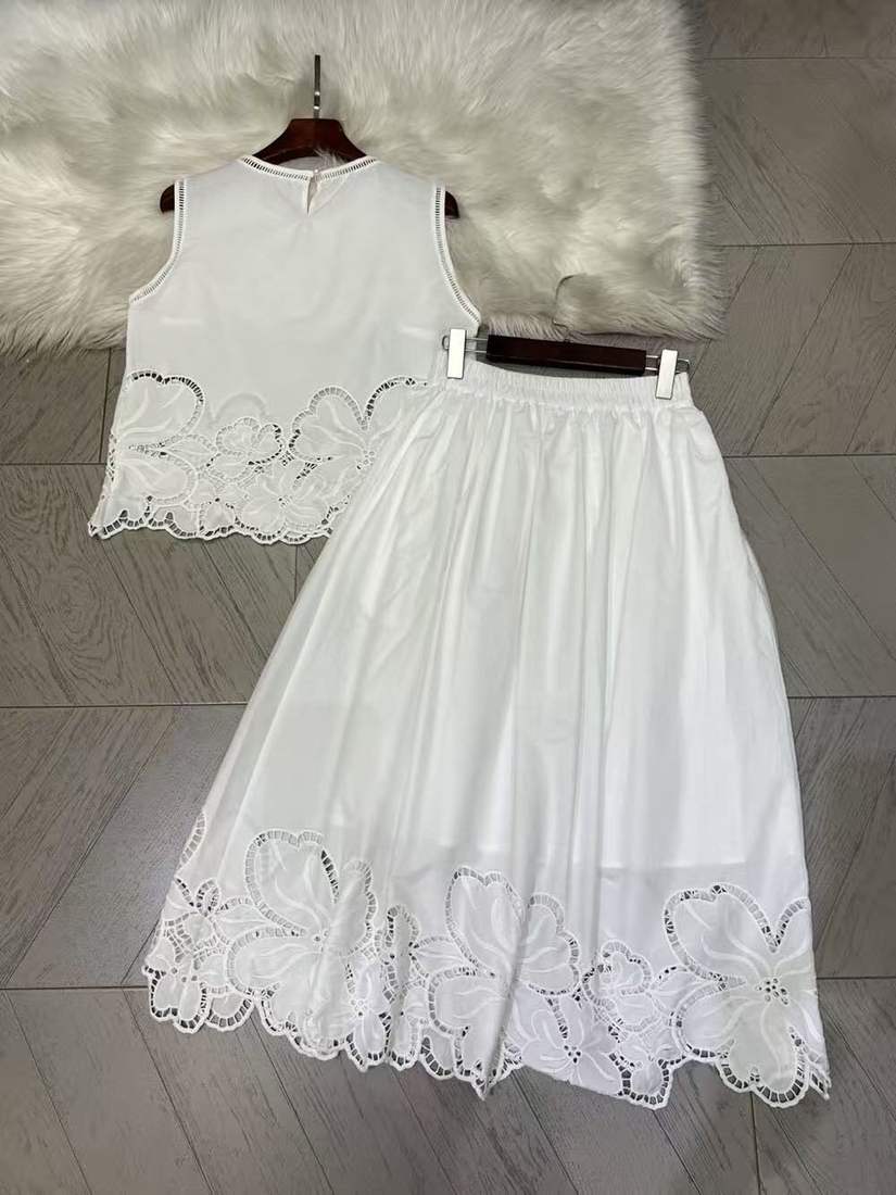 Camille Off-Shoulder Eyelet Two-Piece — عرض 4